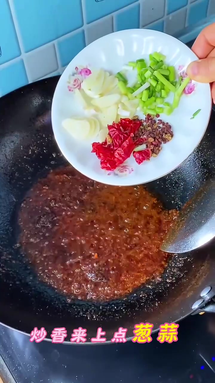 今天分享好吃又简单的水煮豆腐,滑嫩下饭