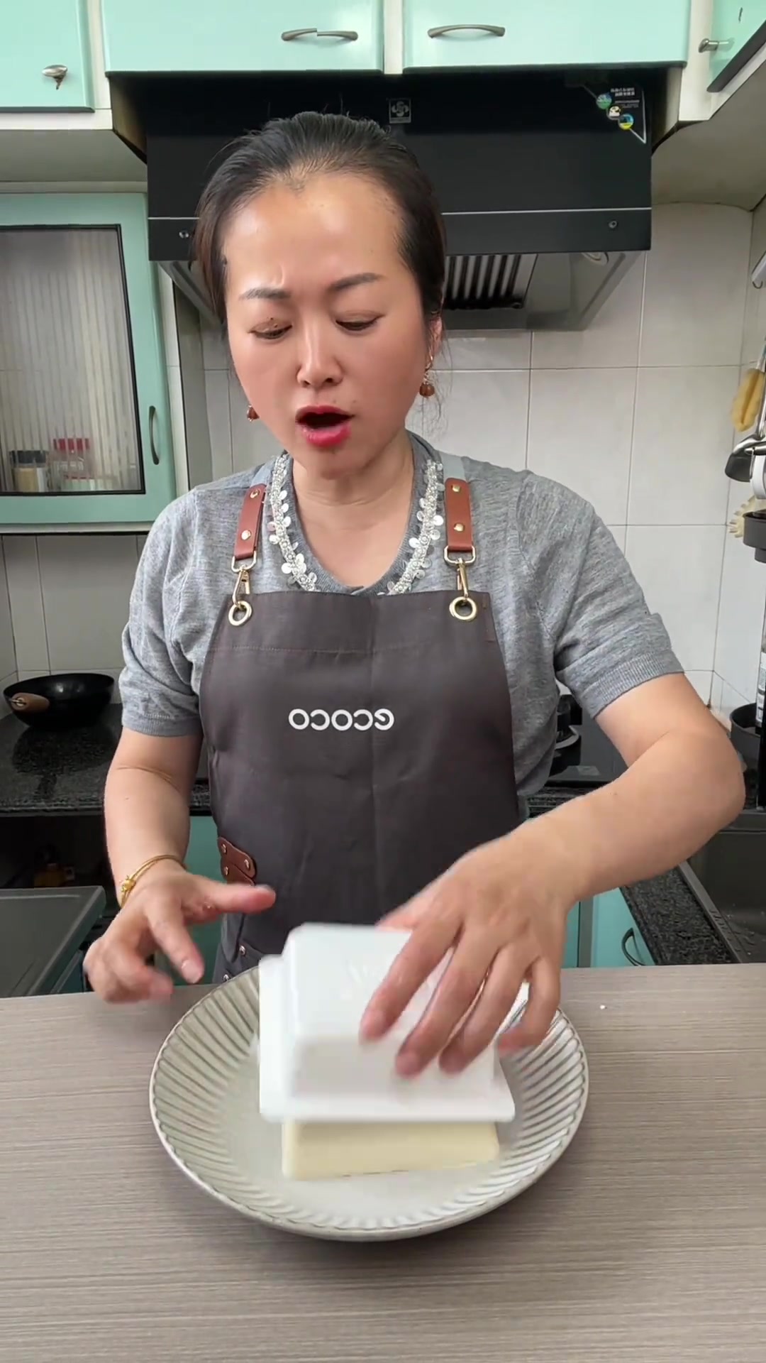 天气越来越热,凉拌豆腐皮蛋餐桌上的家常饭菜