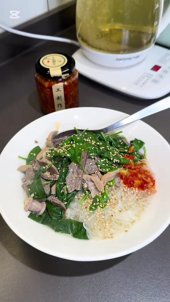 欢迎收看香港师奶的日常生活:为了配这个广东米粉店同款的辣椒酱,斥巨资忙了一早上就为了这一口