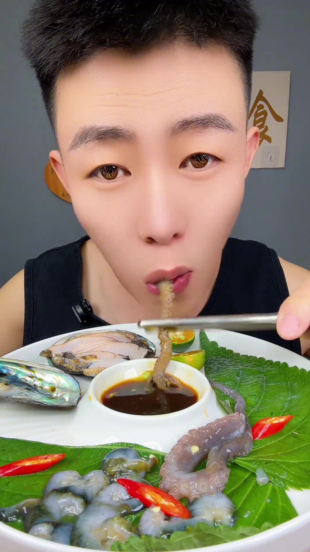 刺身拼盘里有海参和鲍鱼这鲍鱼刺身绝了