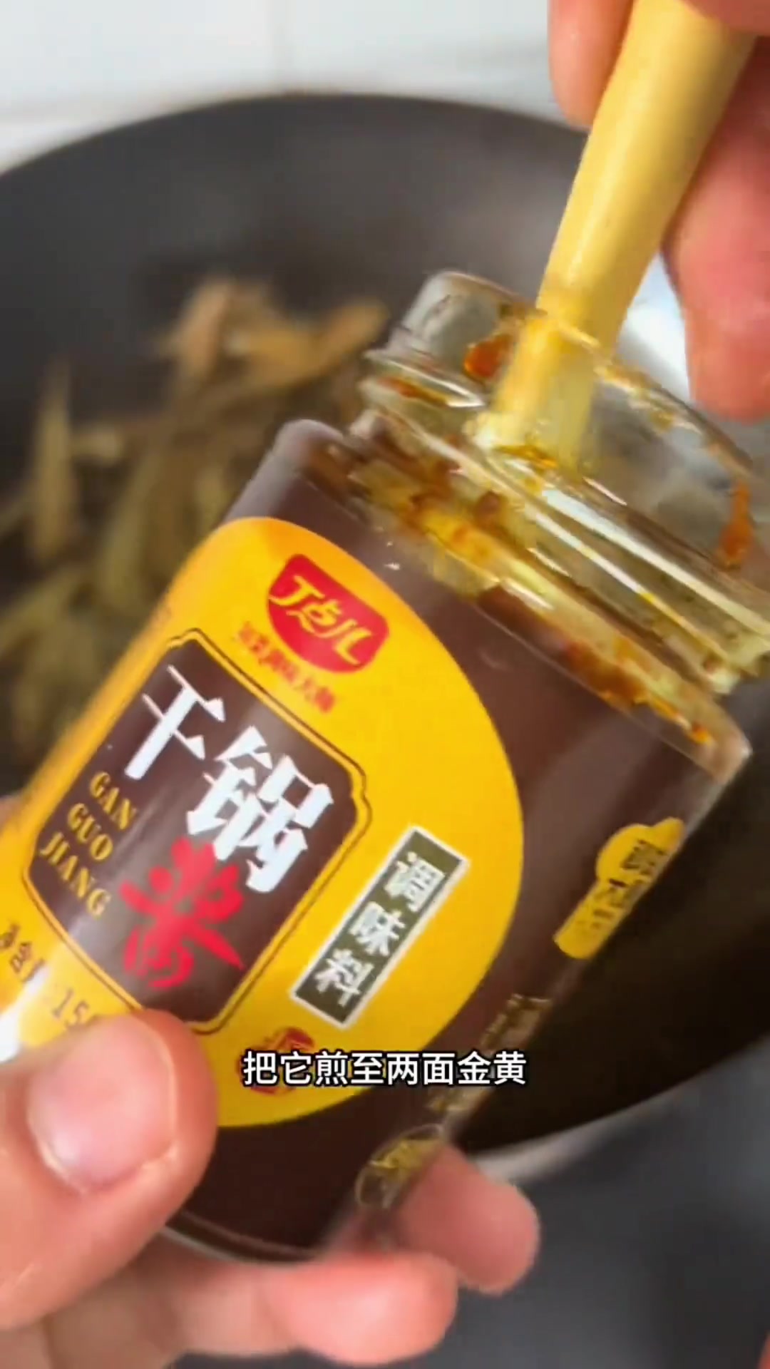 吉阳蒜苔质地脆嫩、风味独特,小麻鱼(沙钻)是广水特产,鱼体小而圆,脊背带花斑,头小而尖,腹