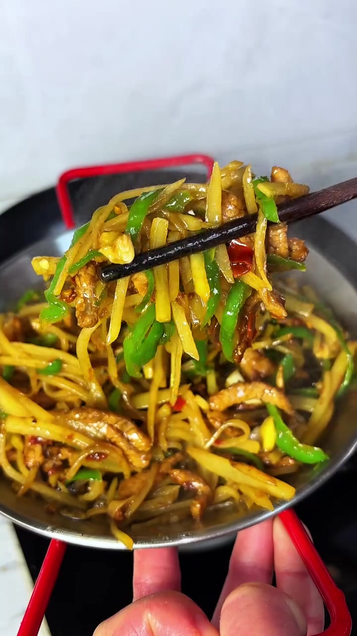 答应我,一定要试试这道青椒土豆肉丝,下饭绝绝子