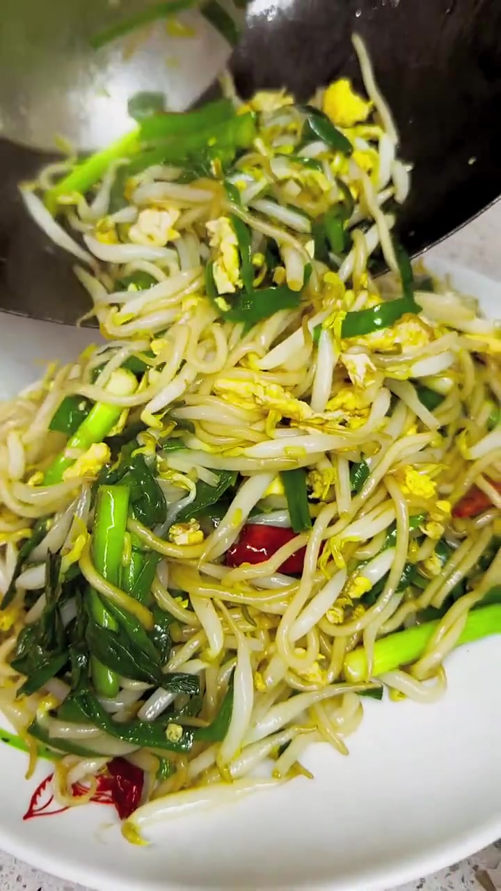 家常炒合菜绿豆芽脆嫩不出水配上韭菜鸡蛋粉条绝了。简简单单做起来吧