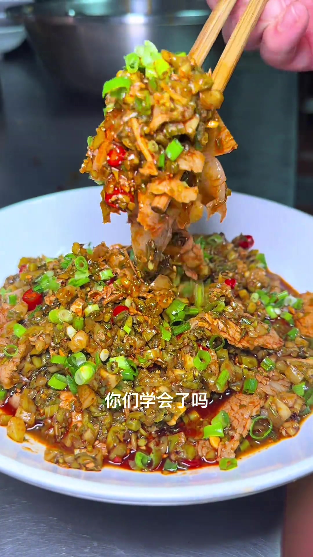 冲菜拌白肉,下饭菜天花板,鲜香爽脆超好吃!