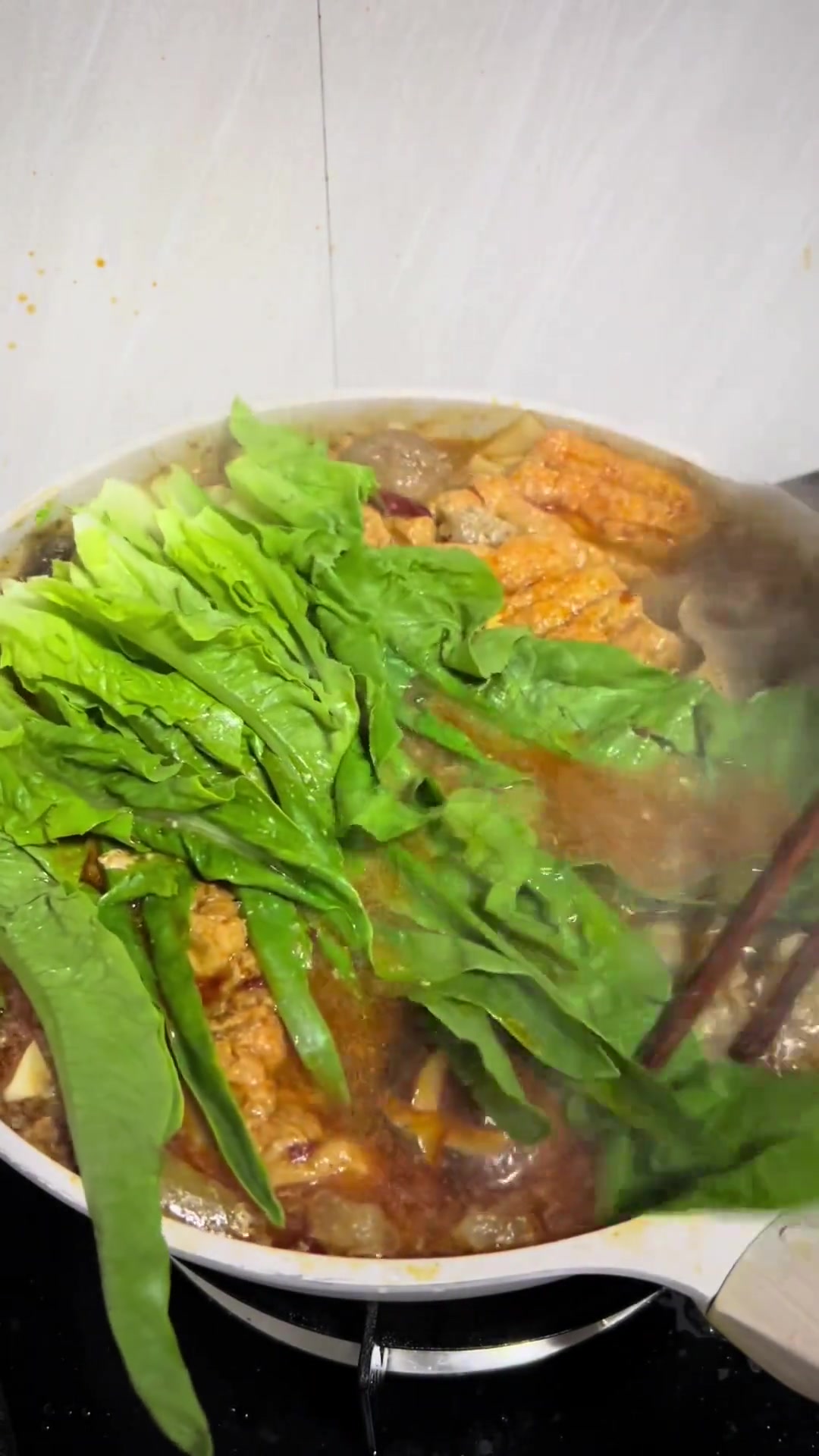 嘴馋又想吃麻辣烫了,今天自己在家做了满满一大锅,一家人吃得爽,吃得过瘾