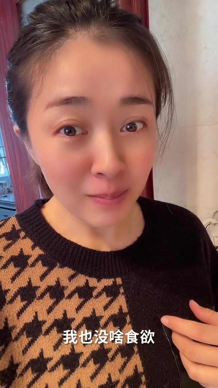 送娃上学后妈妈煮面吃画面超有生活气息