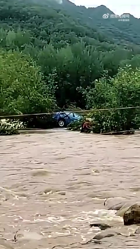 河南平顶山鲁山县突降暴雨,一出租车司机按导航行驶至乡间小路,为省时间试图从漫水桥通过,因不