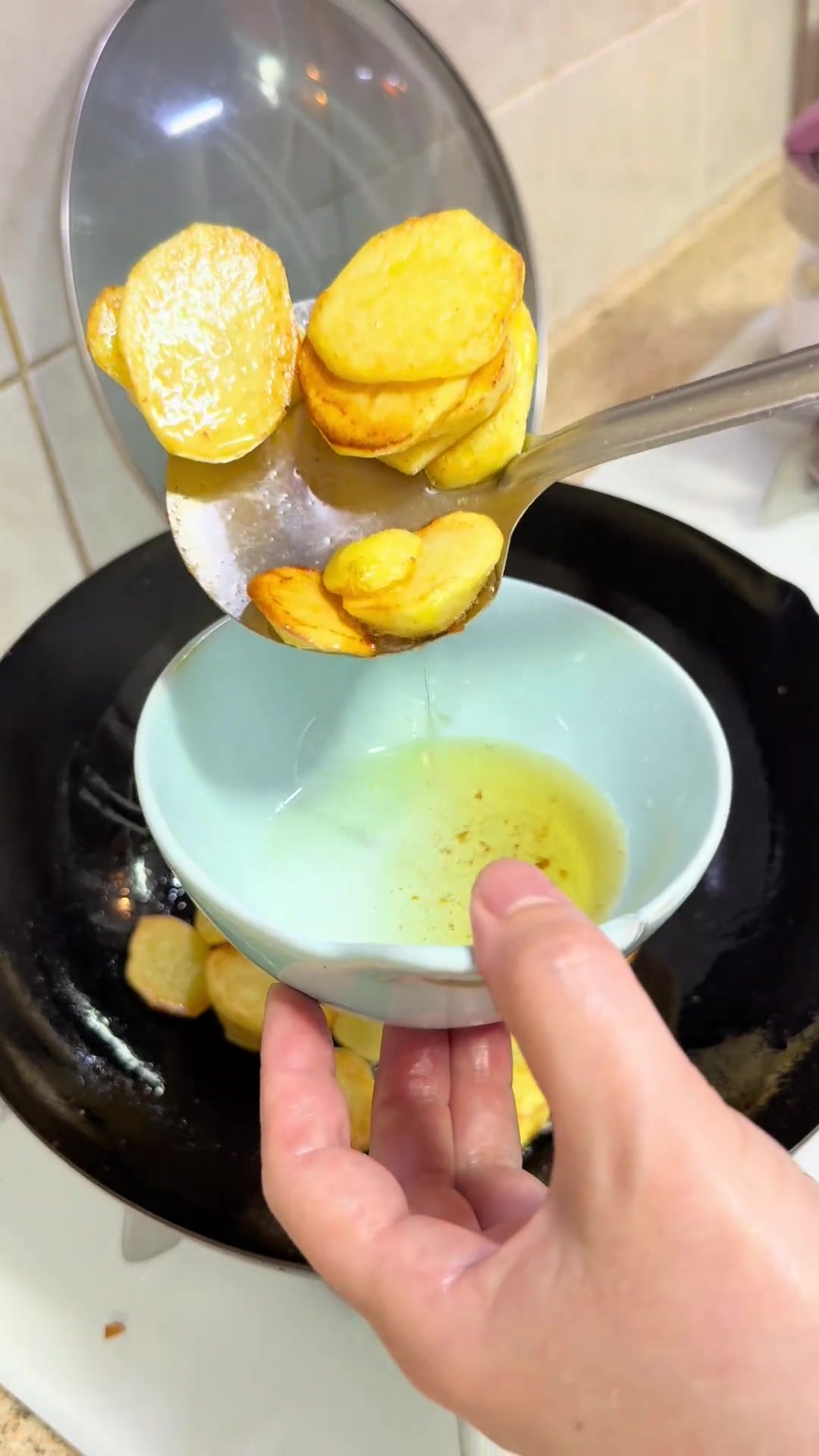 吃饭喽分享我家晚餐～毛豆炖猪蹄软糯香绵～海蛎鸡蛋饼营养丰富又美味～干锅土豆酱香干香～雪菜蒲