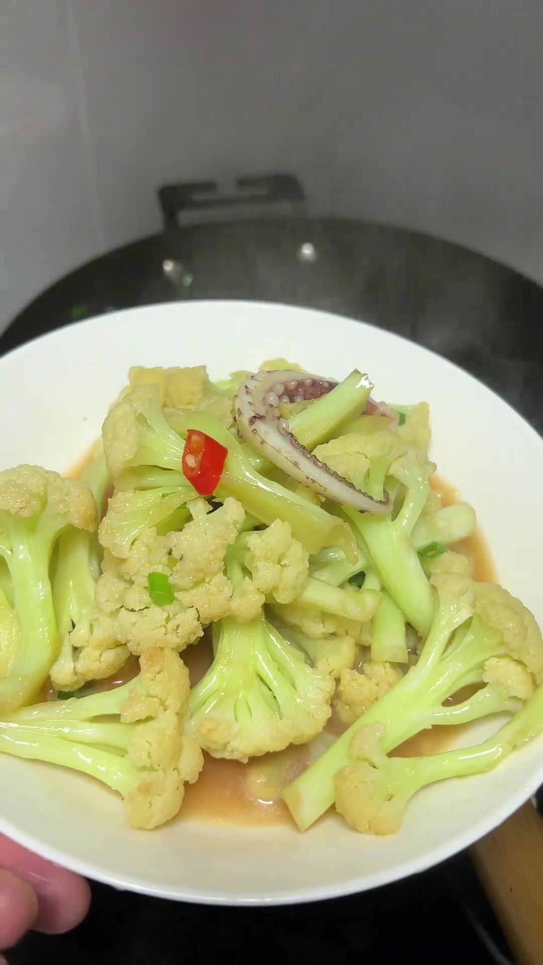 今天吃鱿鱼须的八菜一汤，冷盘海鲜，炸鱿鱼须，海鲜炒饭，凉拌鱿鱼须，海鲜豆腐汤