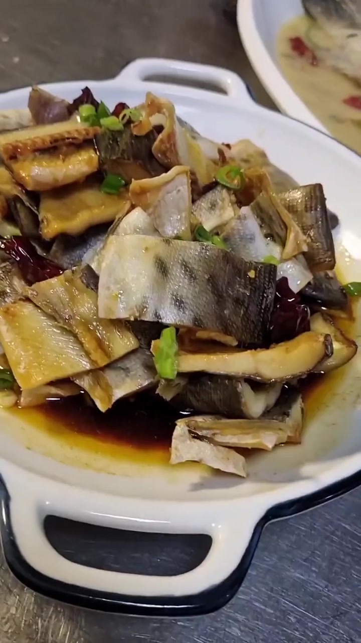 三斤左右野生大鲫鱼清炖做法，汤汁超浓！