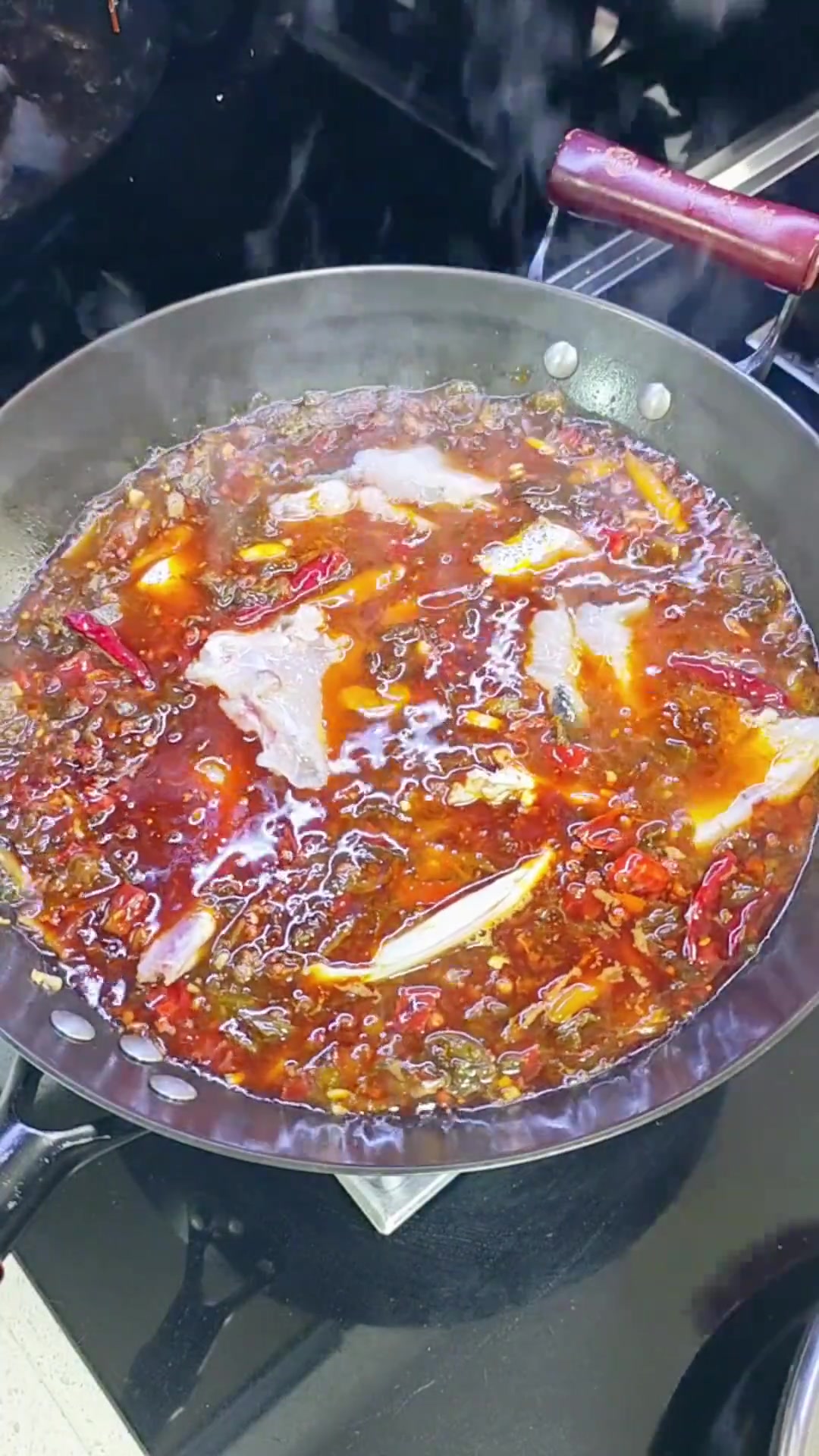 想吃火锅鱼了自己在家做，麻辣鲜香嫩，几十块钱全家人都能吃过瘾