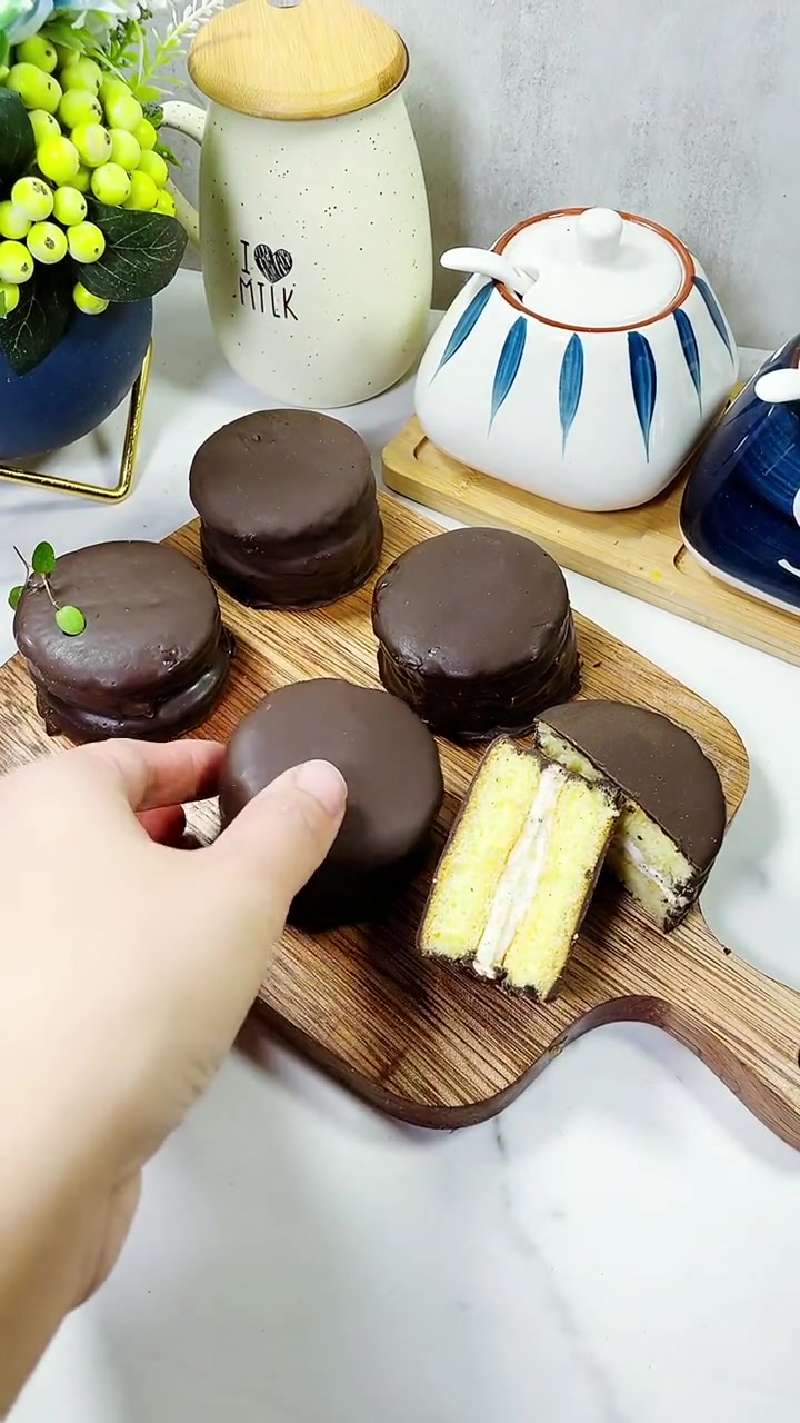 蛋糕体:玉米油40克牛奶40克低筋面粉40克鸡蛋4个白糖40克烤箱中下层,i7上下火165
