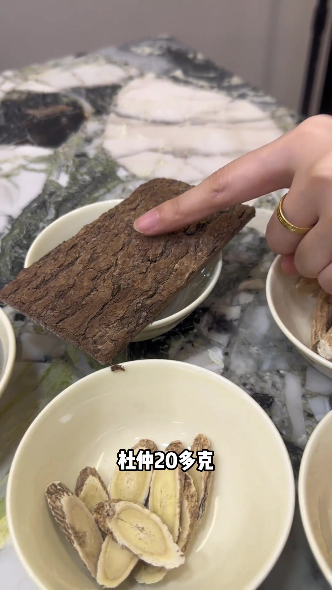 夫妻都爱的猪尾巴杜仲汤详细做法来啦！