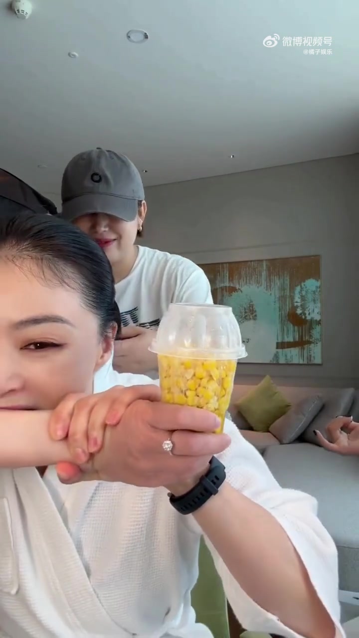 蒋欣一把把减脂餐拍开这里笑鼠我了!再开朗的女明星看到自己一天只能吃一杯玉米的时候也会笑不出