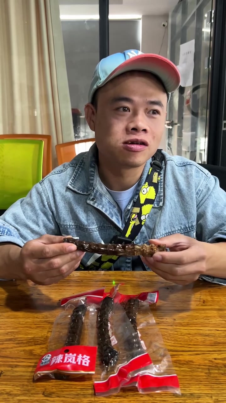肌肉哥吃爆辣鸭脖解鱼尾辣度