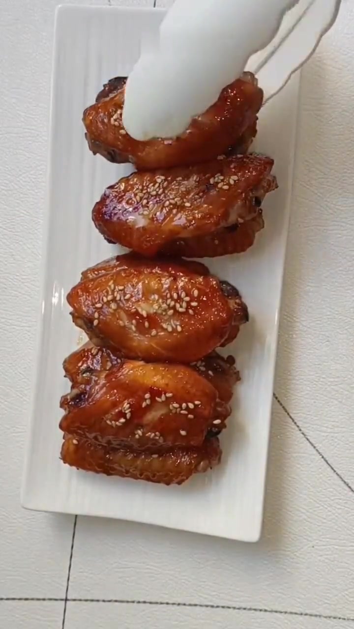鲜嫩多汁的鸡翅,烤至外皮金黄酥脆,咬下去的瞬间,肉香的香气在嘴里爆开,那种满足感,真的能驱