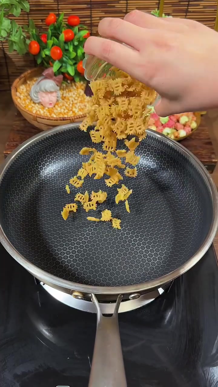 用小螃蟹虾片给孩子做爆米花,香甜酥脆超好吃