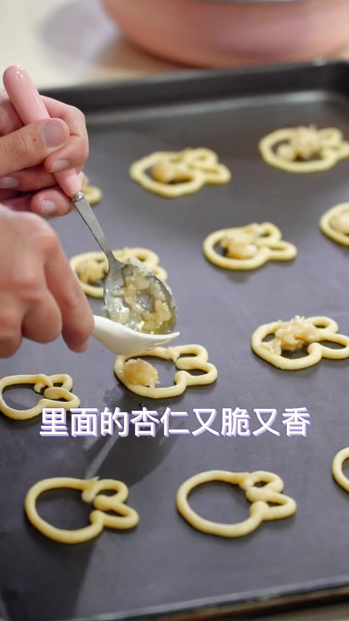 学妹和学长DIY罗马盾牌饼干,你们想收到学长做的还是学妹做的饼干?