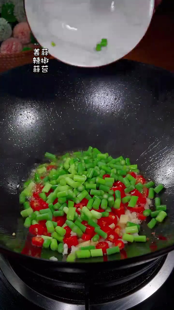 家里来客就做这个蒜苔炒虾仁,+鲜香入味,就怕你米饭不够吃++ 蒜苔炒虾仁+ 家常菜+