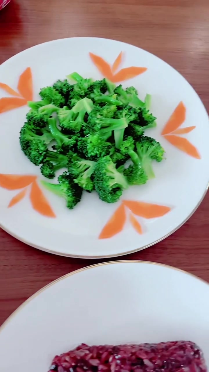 无糖无热量的月子餐开始启动,三色糙米饭,黎麦粥,清炒西兰花,双色菌菇,西红柿炖牛肉……