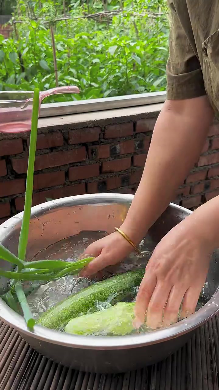 凉拌素肉就是豆制品的一种，涮火锅、炒菜拌着吃咋吃都好吃