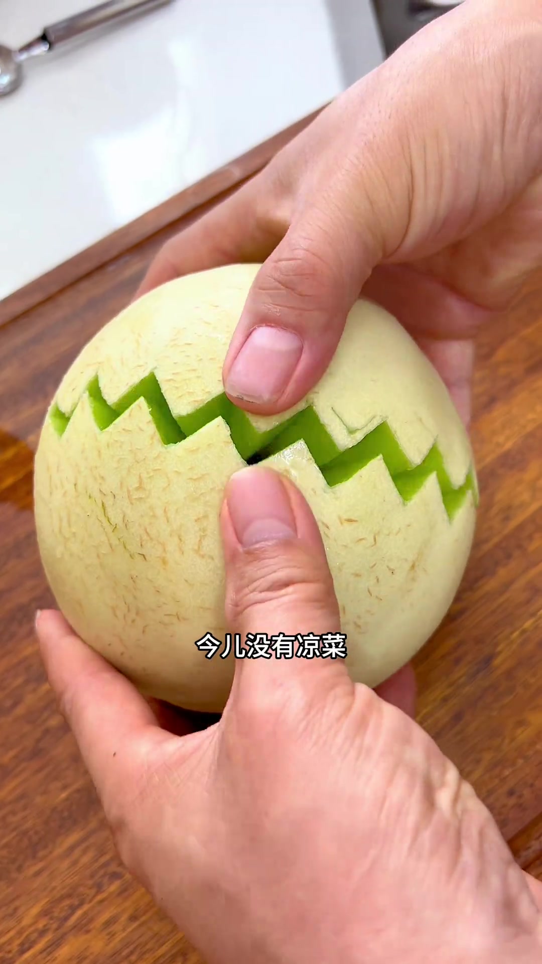 今儿是肉沫粉条馅的包子。皮薄馅大,蓬松又鲜软