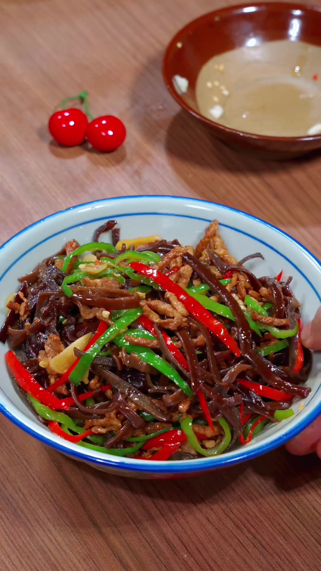 不知吃啥时，试试木耳肉丝，脆嫩开胃做法简
