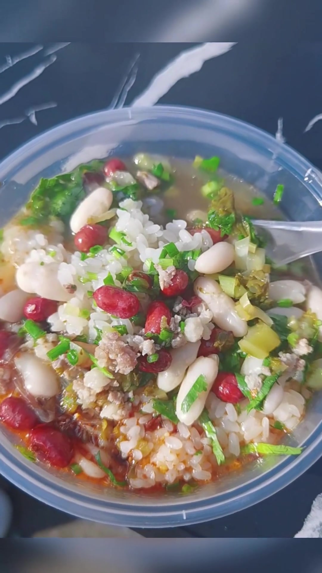 厂里不好干,改行摆摊,附近吃早餐的看过了正宗贵州糯米饭