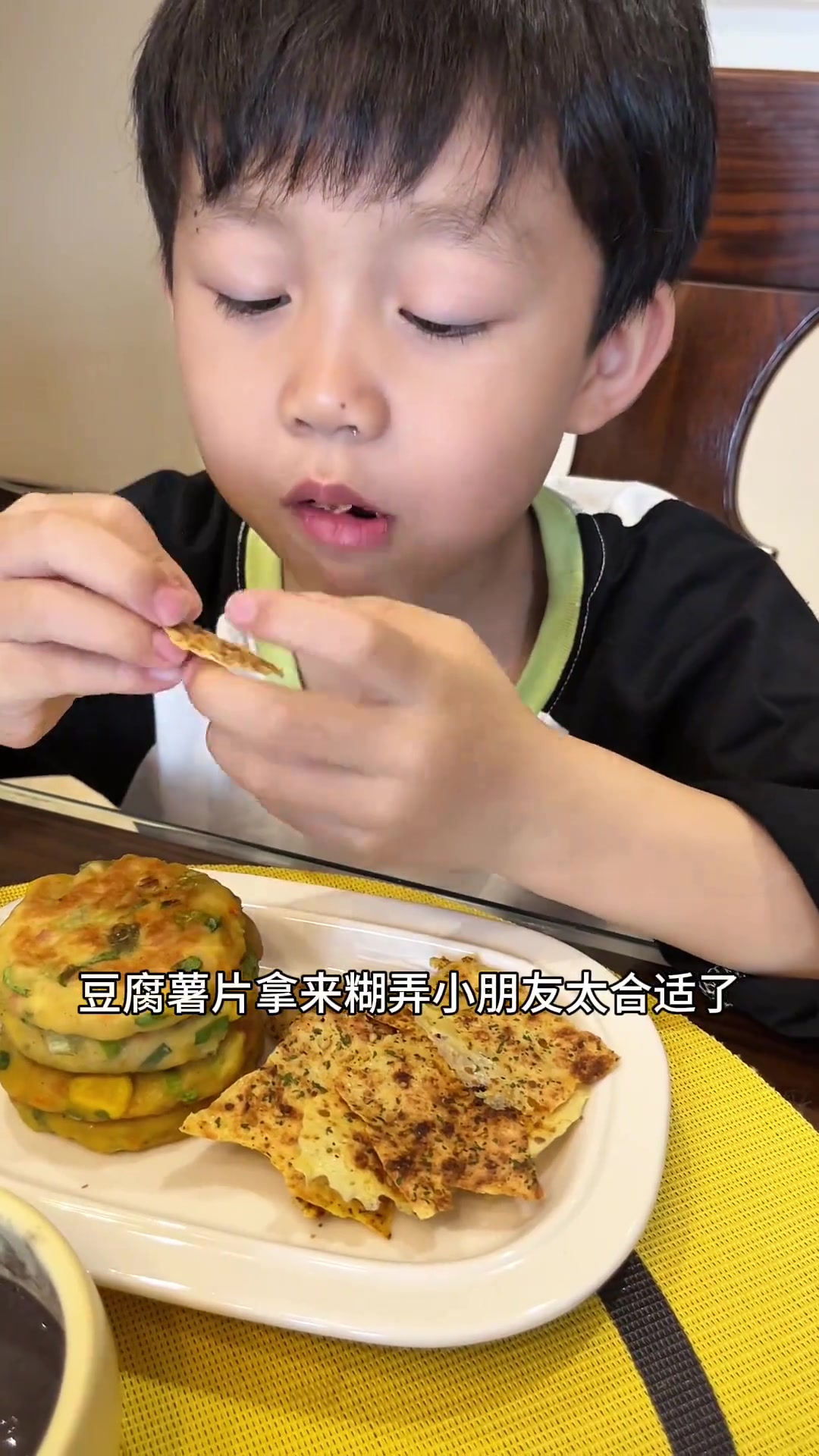 小学生早餐｜今天用老豆腐做了外酥里嫩的香煎豆腐饼，一点儿也不费事儿，小孩哥赞不绝口！还用豆