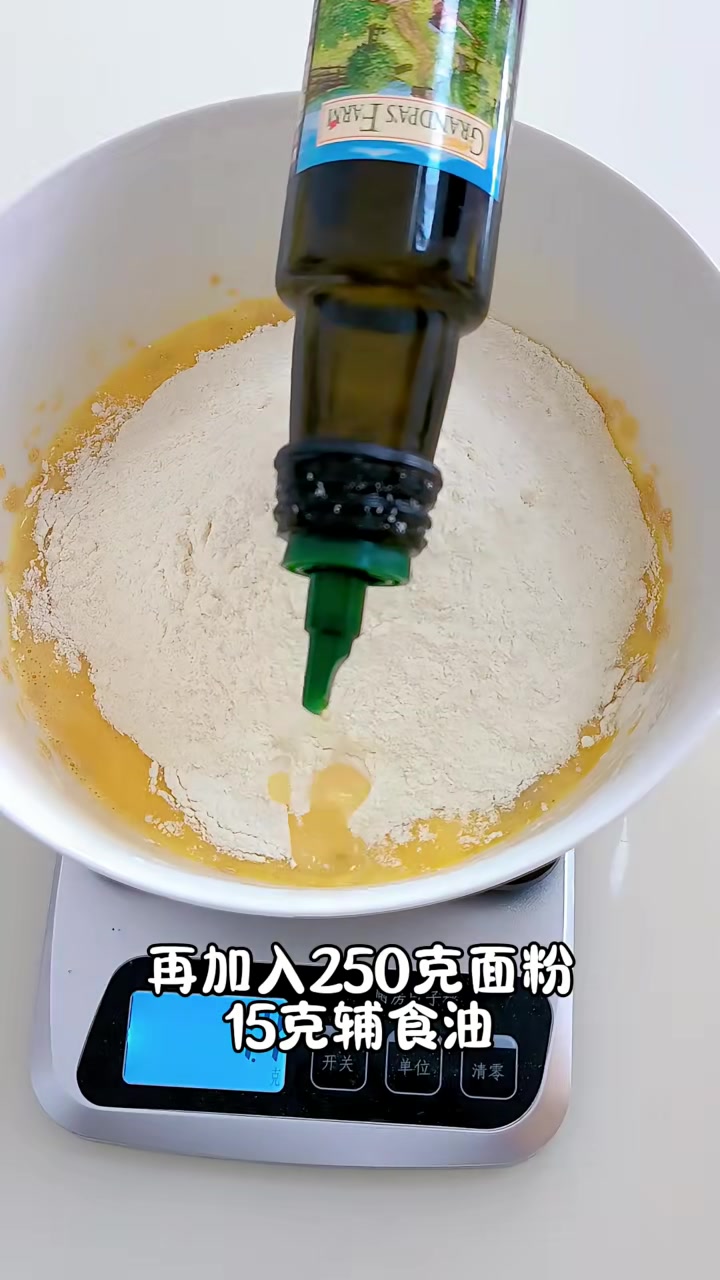 不加一滴水的鸡蛋小面包，不用烤箱平底锅就能做，松松软软，越嚼越香，孩子特别爱吃！