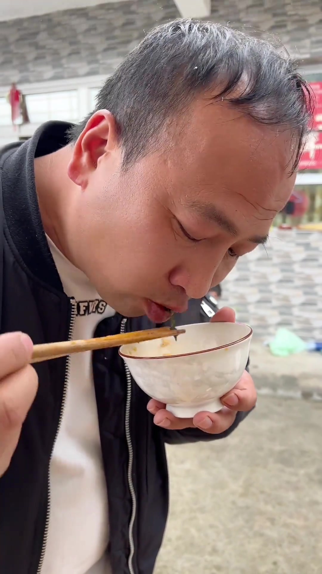 大嫂太害羞了,给她加点菜,我们贵州这地摊火锅,随便煮点野菜都很下饭