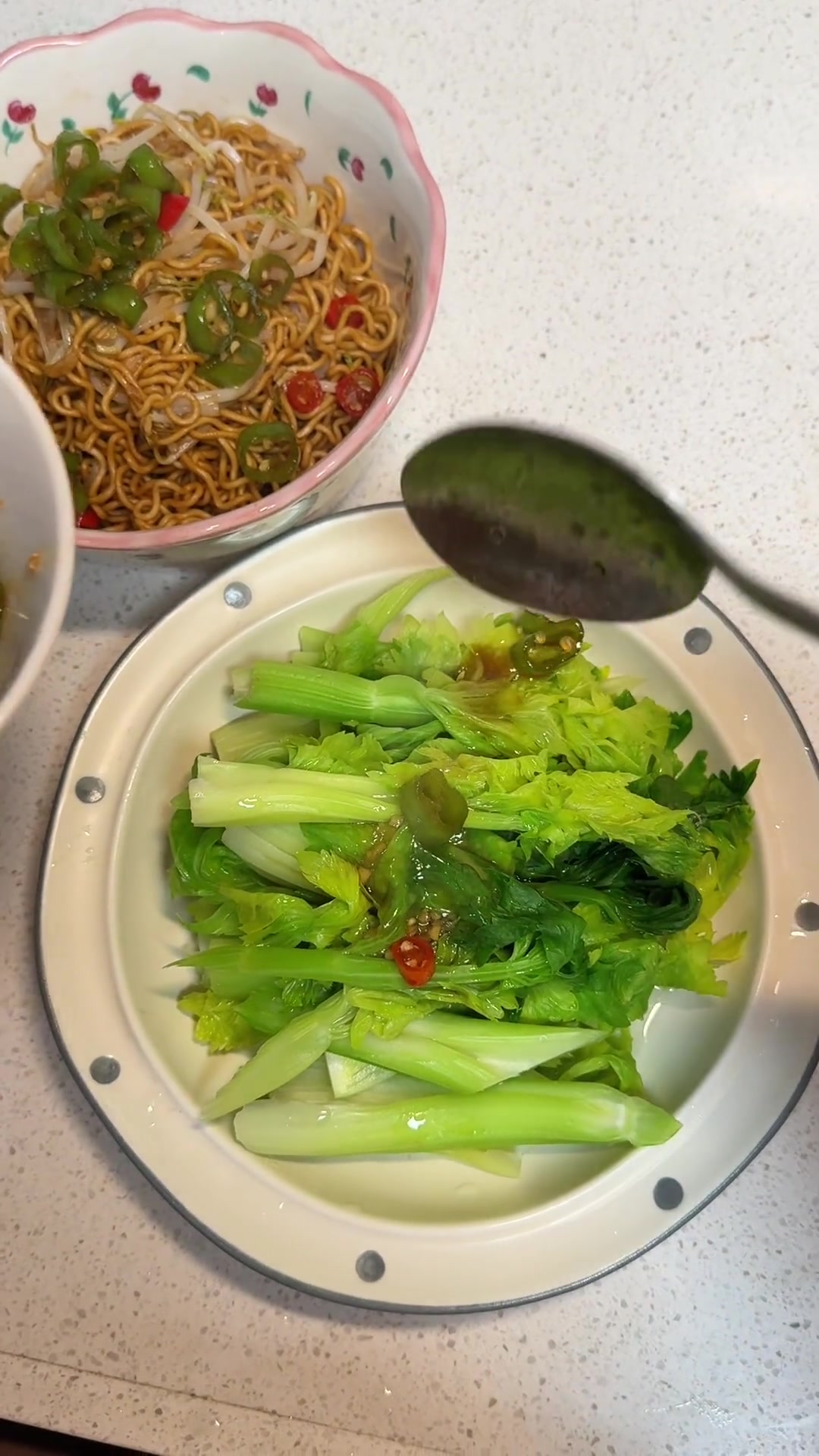 炒素面,加入辣椒圈和酱油