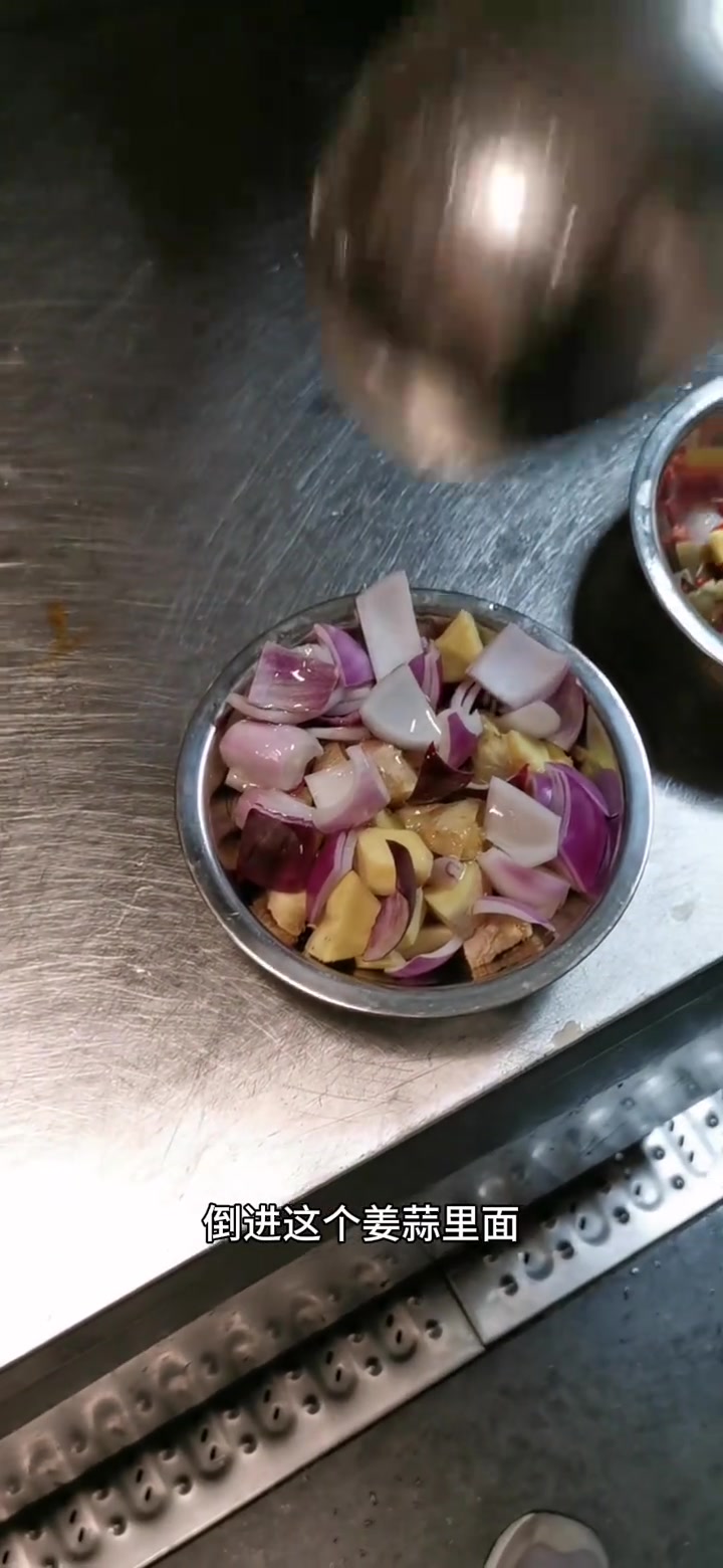 中西合璧吃法，教你煲仔黑胡椒大虾