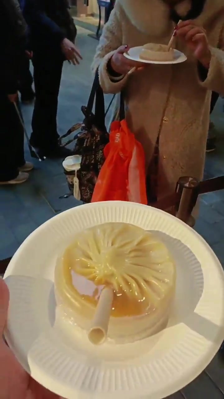 记录一下吸一口海鲜汁烫到嗓子的感觉,名不虚传的灌汤包味道杠杠滴!