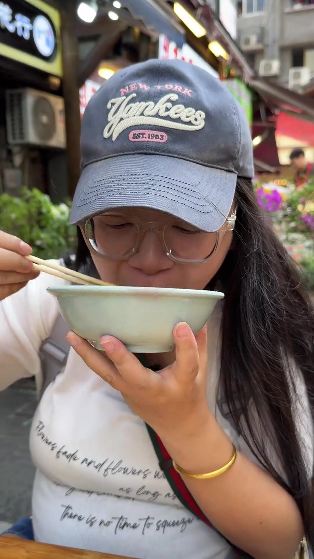 重庆解放碑菜市场里的早餐！包子、馒头、稀饭、油茶、腊肉糯米图，各种重庆地道早餐，还不贵
