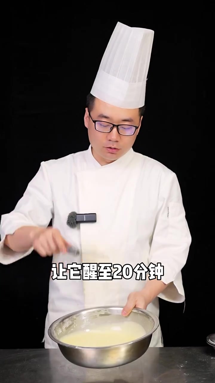 外皮脆里面糯的网红小吃蛋仔冰激凌咋制作