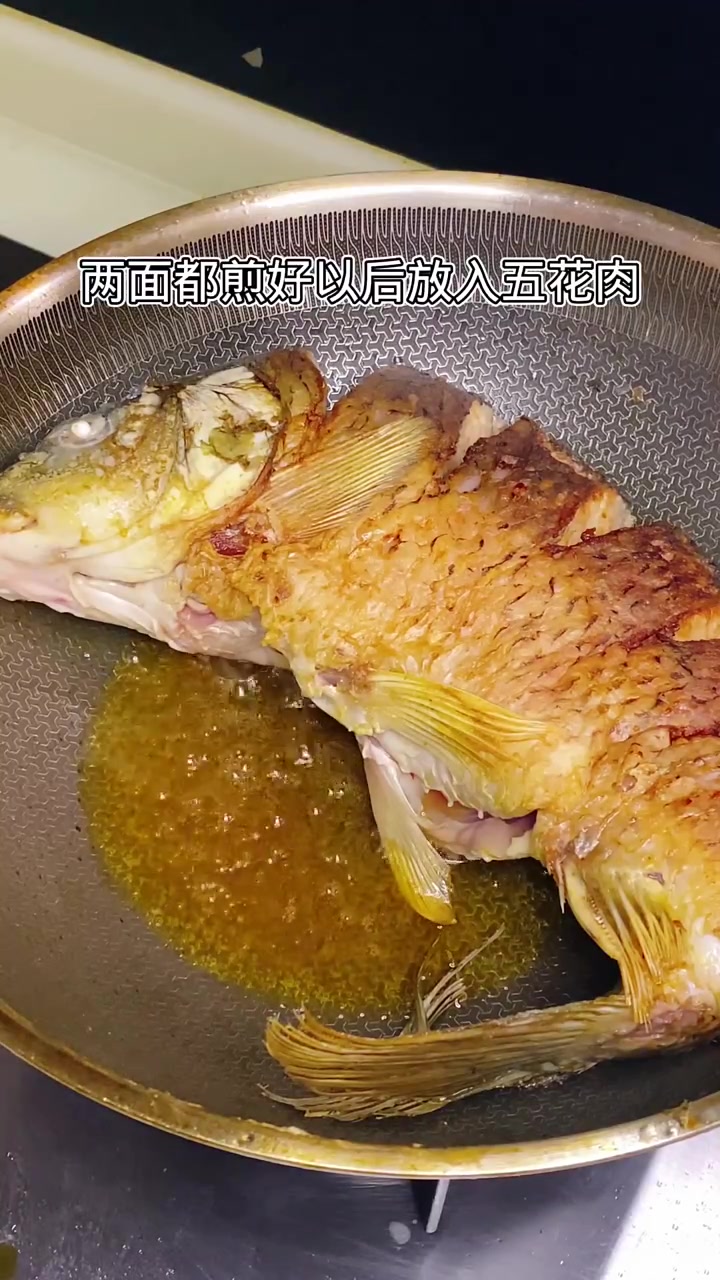 正月十五给老丈人做蒜香大鲤鱼，做法超香！
