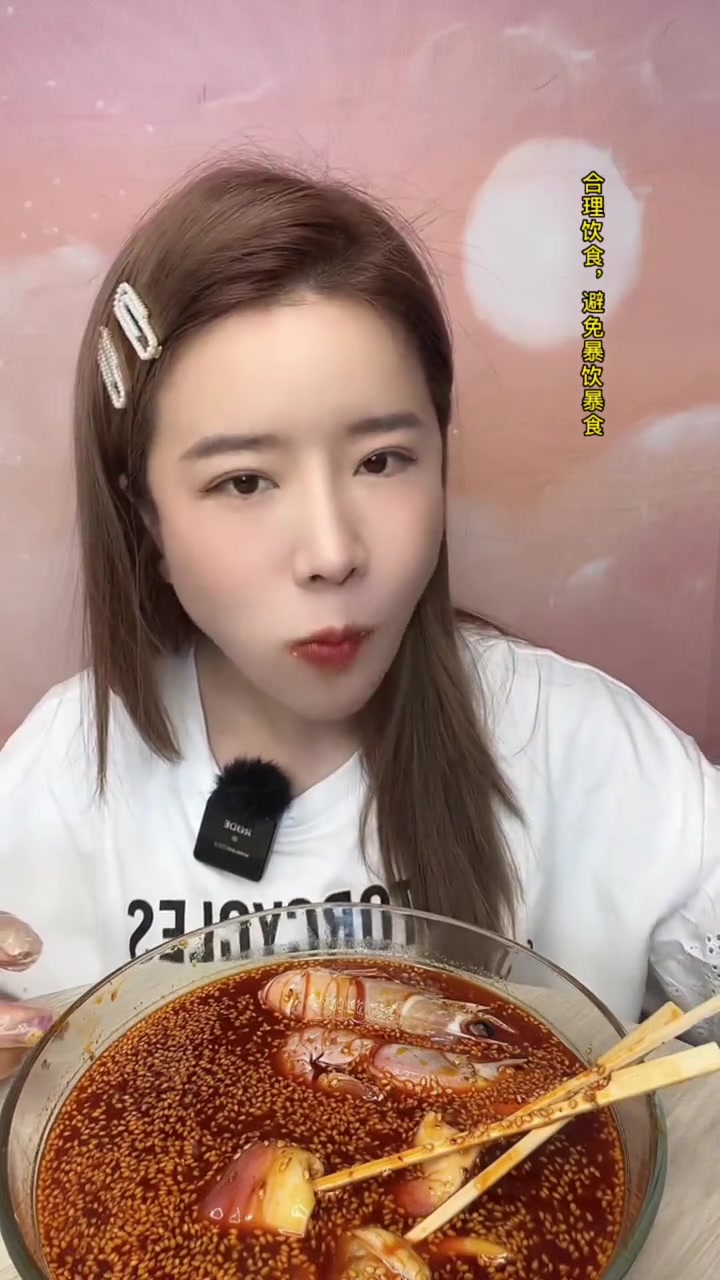 吃红油海鲜串串先尝红毛虾这吃法超特别!
