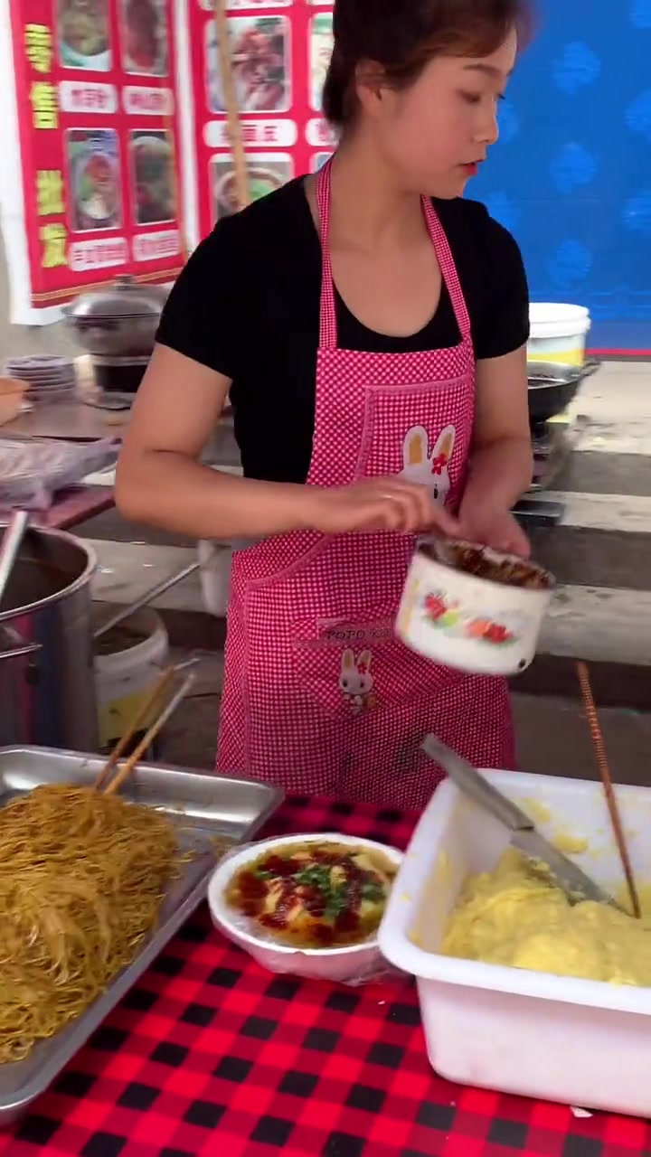 这是一道砸出来的美食，叫洋芋糍粑，砸的时间越长越好吃，越燃越好吃！