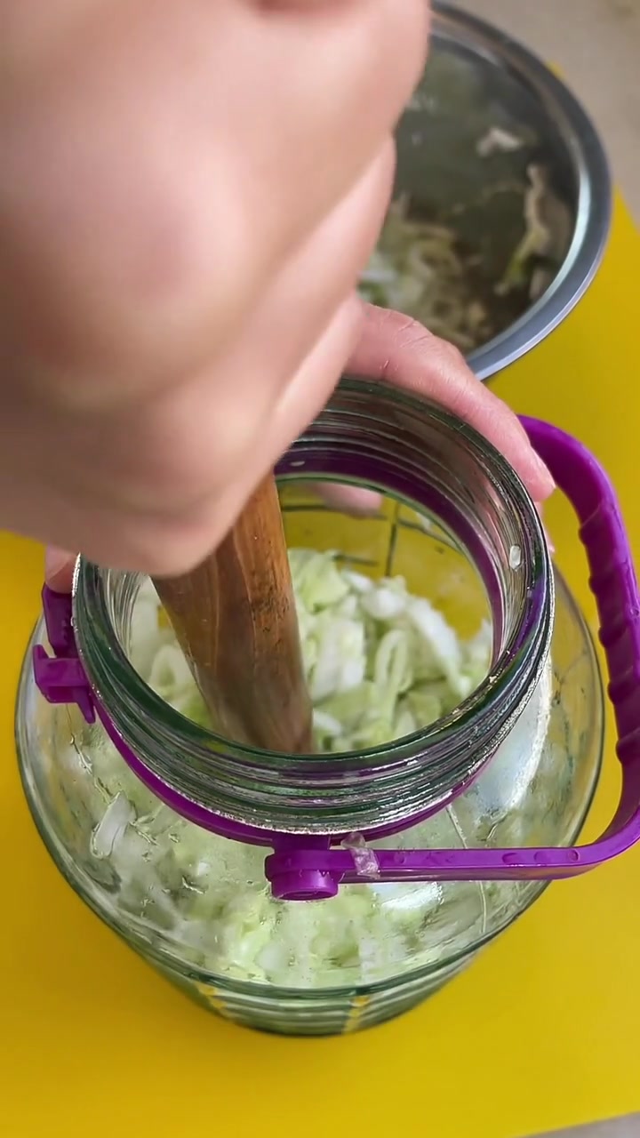 白菜新吃法!这样做的酸菜全家爱吃,赶紧试试!