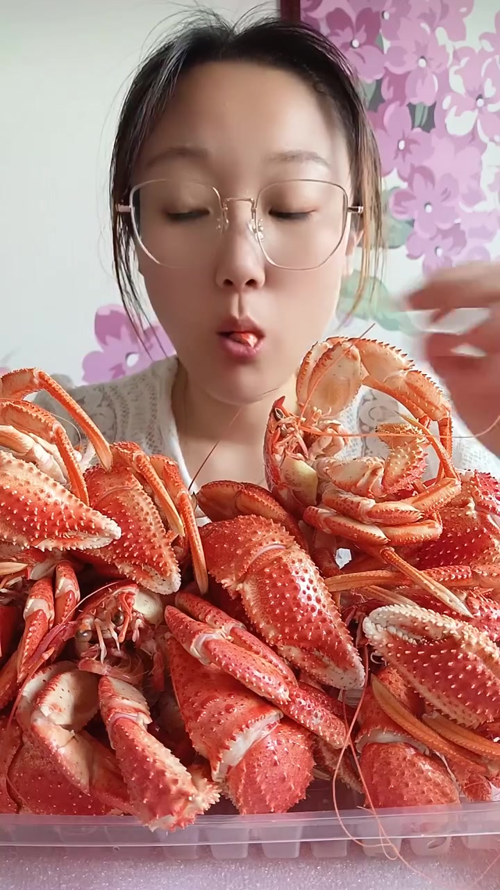 虾怪肚子一半吸一半能吃吗？快来看看真相！