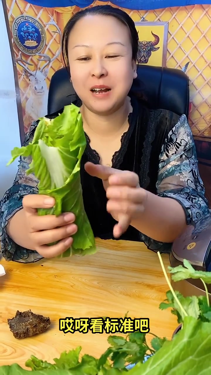 大菜包啃咸菜疙瘩
