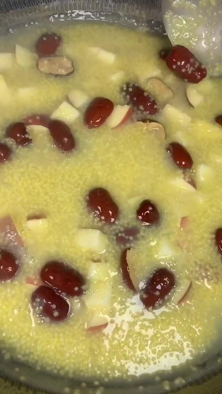 美容养颜又暖宫暖胃的小米苹果粥,学会了吗?