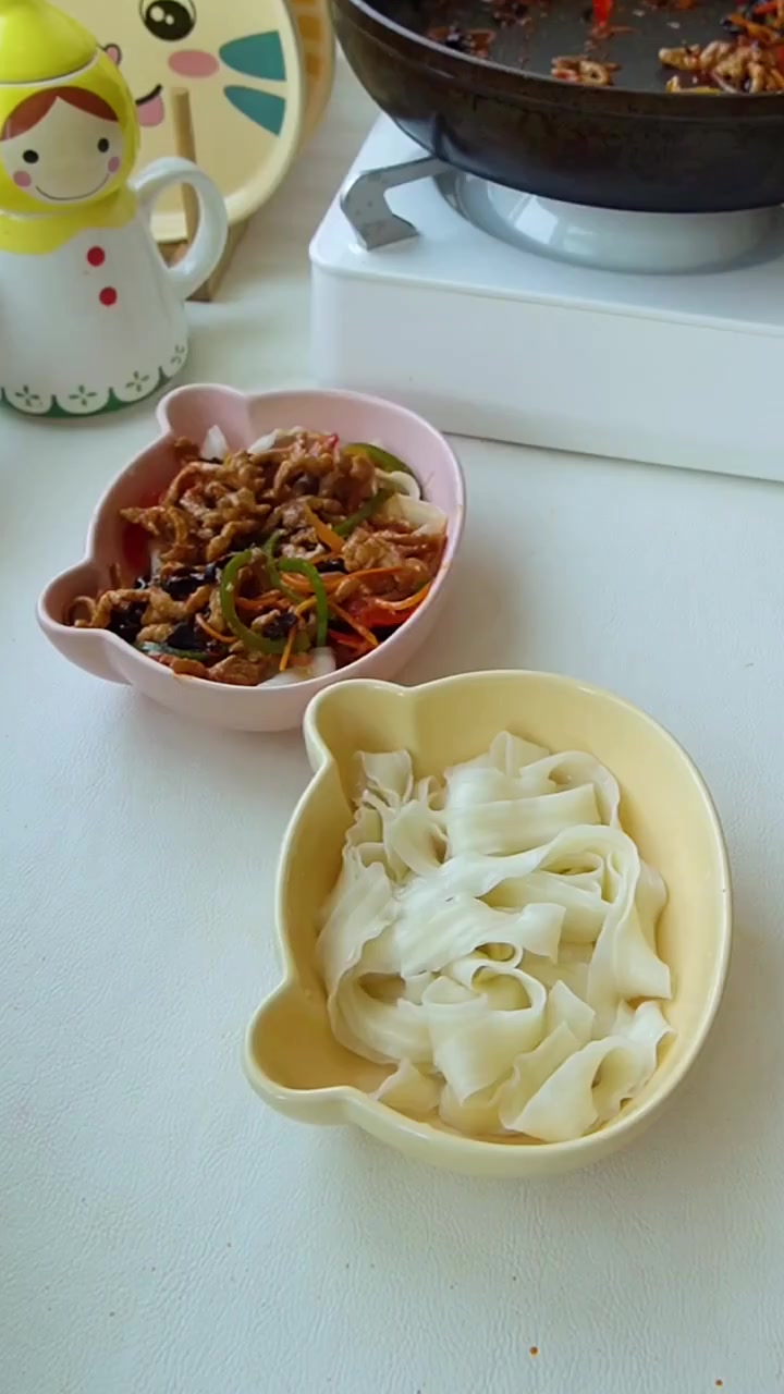 早餐不重样鱼香肉丝拌面等