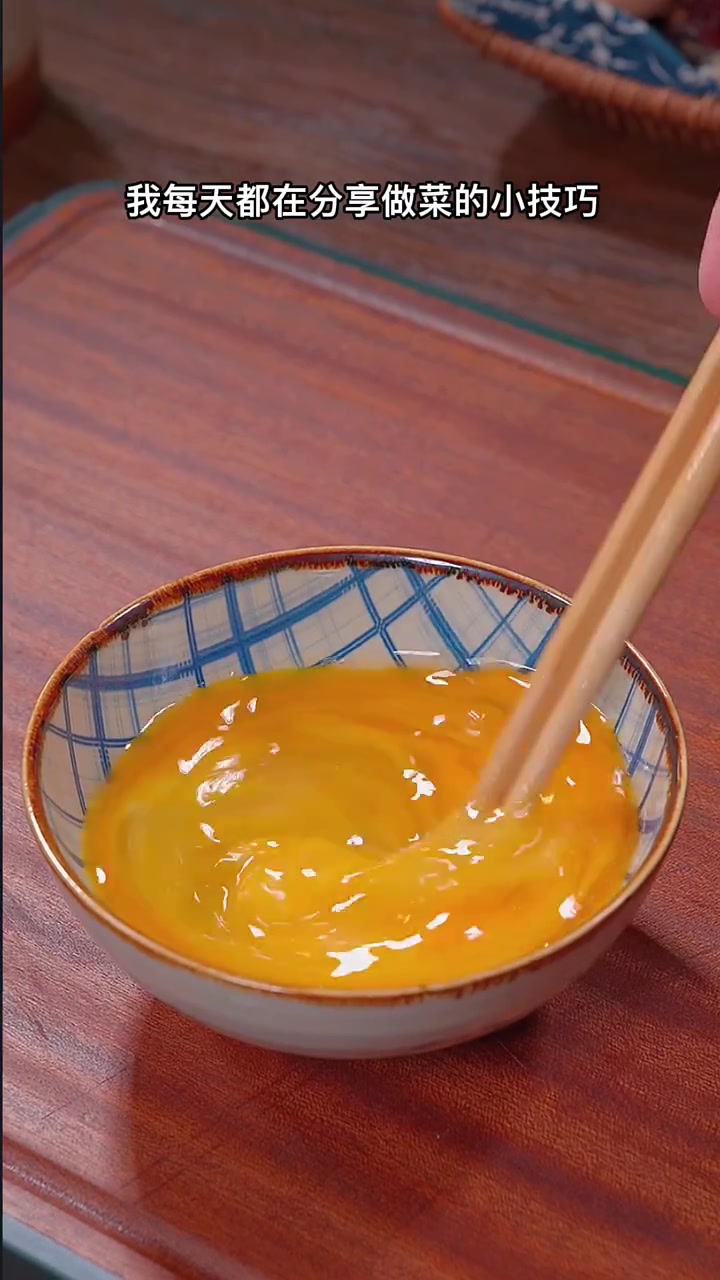 勤快的妈妈每周都会做几次这道丝瓜烩虾仁，汤鲜味美，咸香可口，做法简单易学，您一定要试试