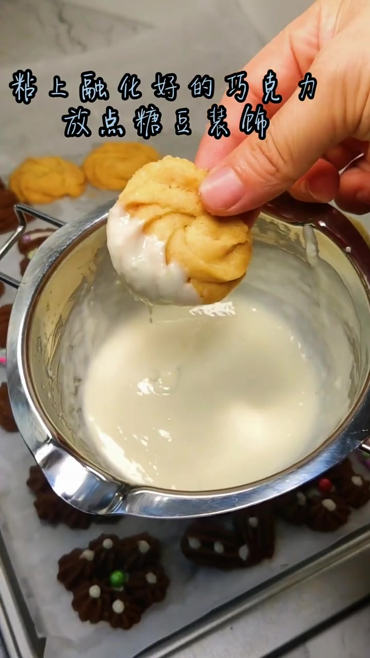 曲奇饼干教程来咯~加了淡奶油奶香味浓郁更好吃哦！食材：黄油100克，白糖45克，淡奶油68