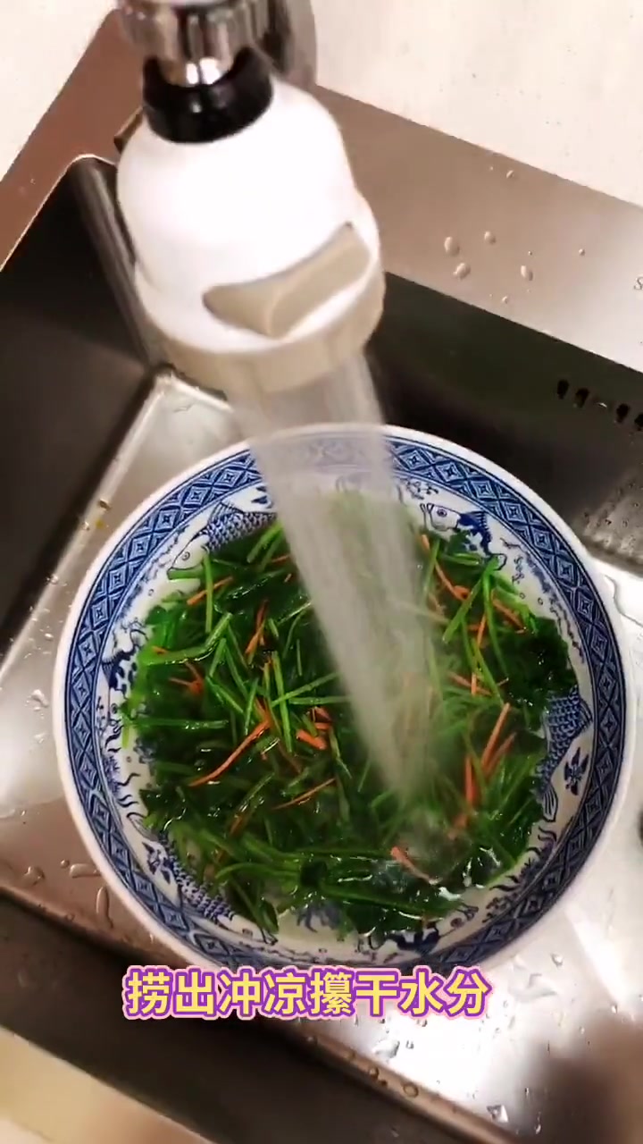 家人们,夏季凉拌菜“菠菜拌粉丝”教程来啦!喜欢的朋友们双击关注666,美食教程每天更新,感