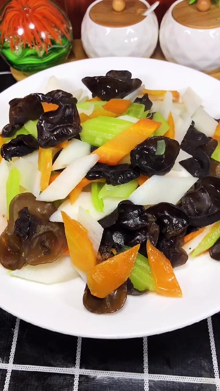 清淡营养家常菜!山药芹菜木耳这样做超简单