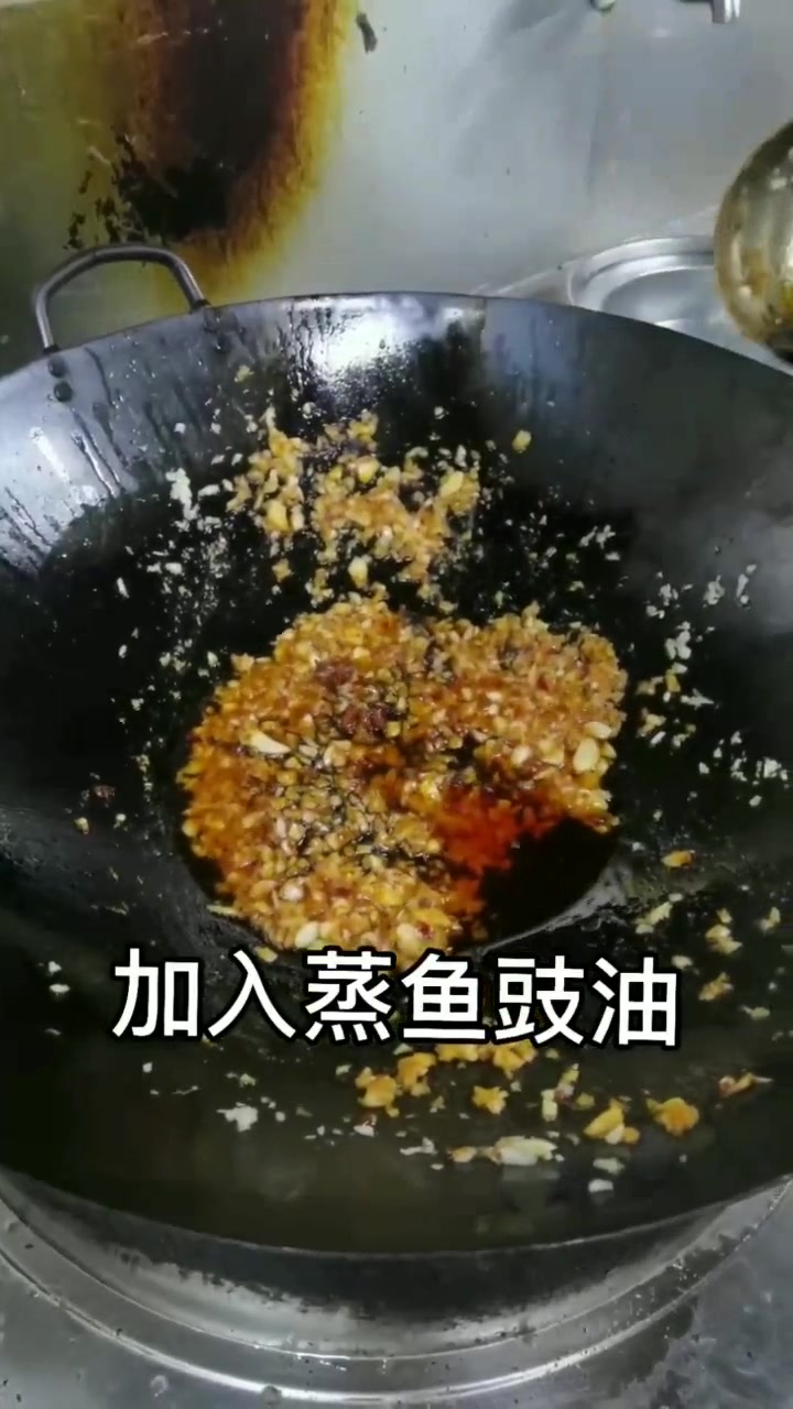 我们店的招牌菜蒜香鸡爪,家庭版做法。现在说教就教!