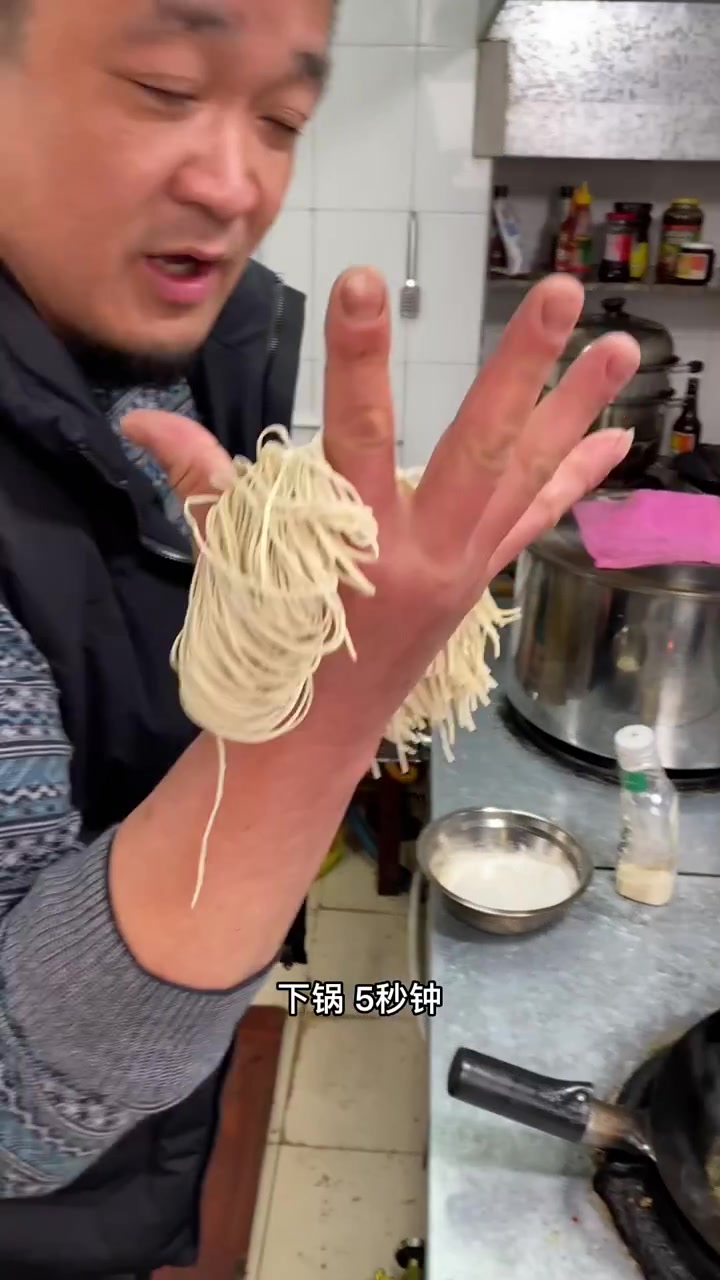 最基础的咸菜肉丝面，好吃又简单